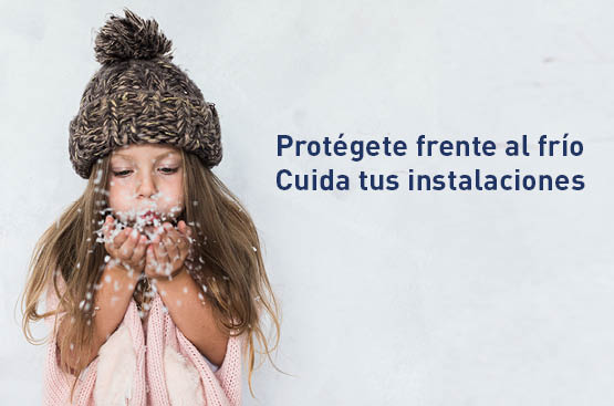 Cartel anuncio una niña de frente sopla a la nieve que tiene en las manos.
